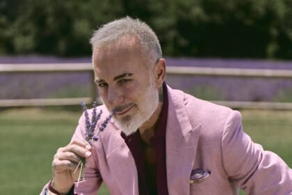 Gianluca Vacchi im hellrosa Leinen-Zweireiher von Hockerty am Lavendelfeld